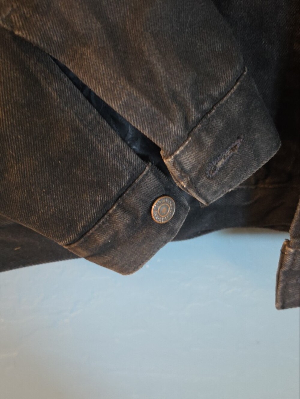 90s VTG Light Distressed Black Levi's Men's Denim-Style Jacket with Plaid Lining - Picture 6 of 9